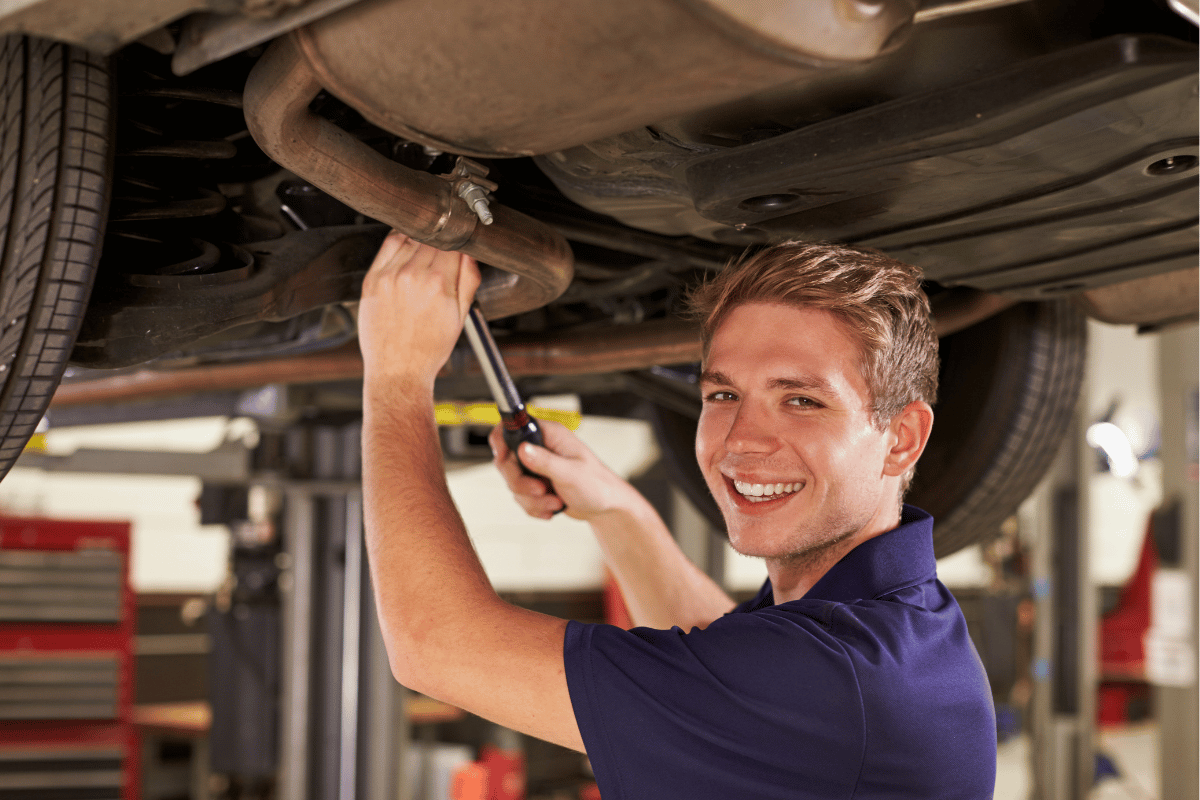 Ausbildung zum Kfz-Mechatroniker (m/w/d) Ausbildung zum Kfz-Mechatroniker (m/w/d)